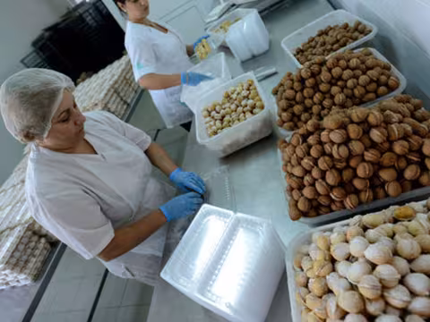 Статия на г-жа Деница Николова, член на УС на БАКЕП, ИЮ Консулт ООД в Капитал на тема: "Бизнесът ще получи 80 млн. лв. за по-добри условия на труд"